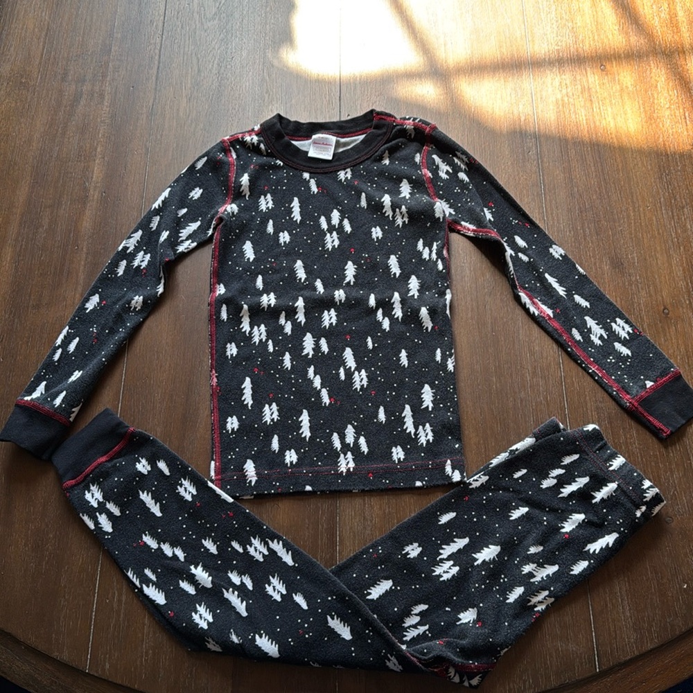 Size 6-7 Hanna Andersson Christmas flocked tree pajamas 100% organic cotton